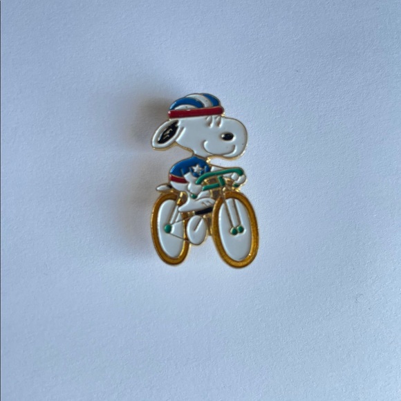 Vtg Peanuts Snoopy Biking Lapel Pin Dog Cloisonné Tie Tack Pin - Picture 1 of 2